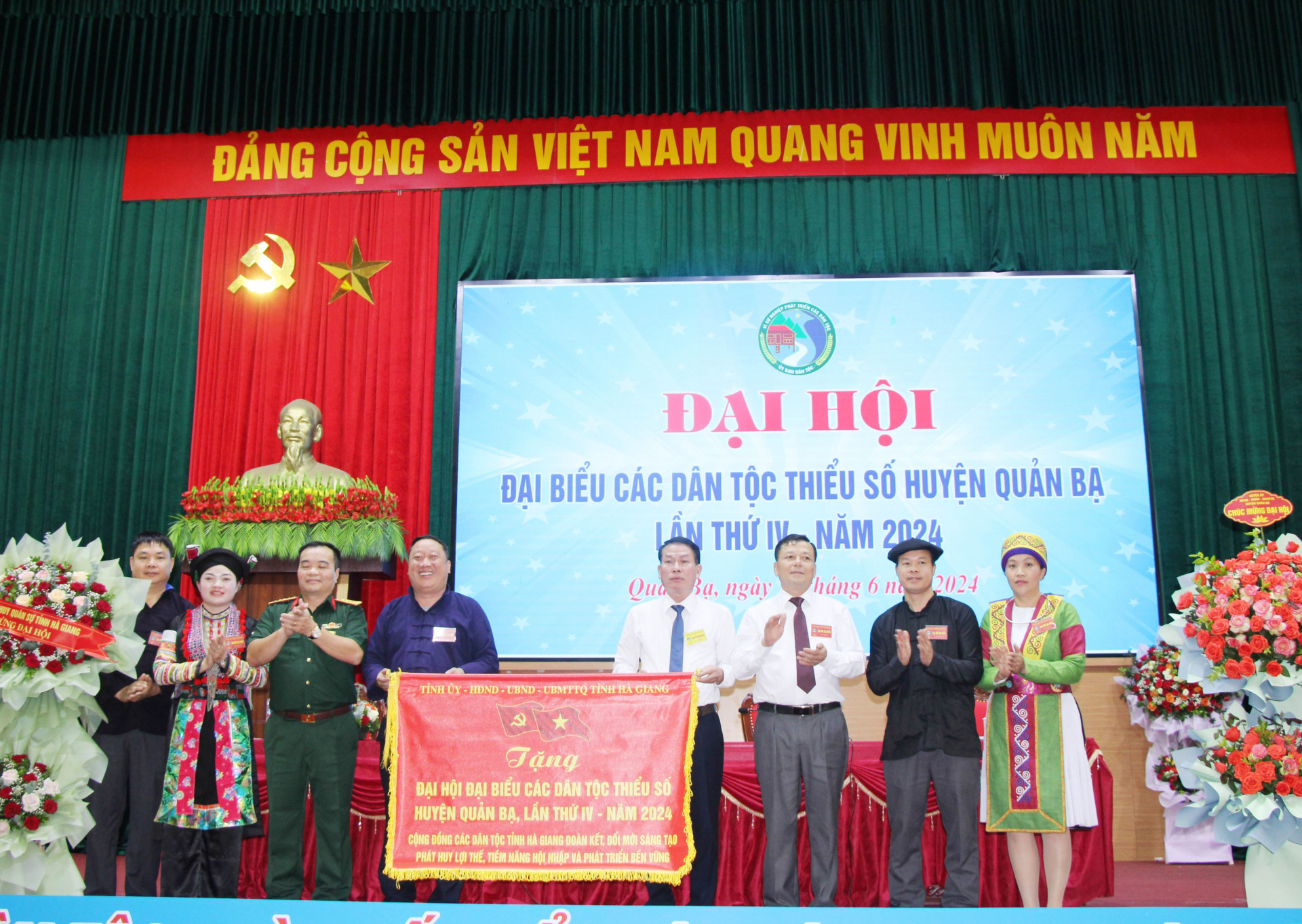 Lãnh đạo Bộ CHQS tỉnh tặng hoa chúc mừng đại hội