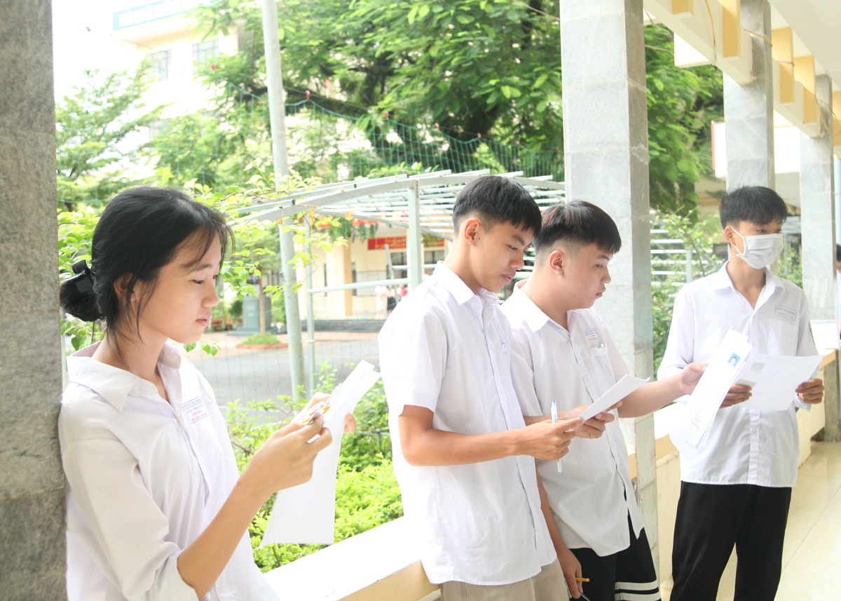 Các thí sinh điểm thi Trường THPT Lê Hồng Phong, thành phố Hà Giang trước giờ vào phòng thi môn Toán