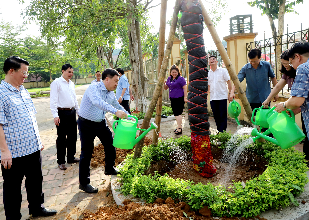 Quyền Bí thư Tỉnh ủy Nguyễn Mạnh Dũng trồng cây lưu niệm tại Khuôn viên Huyện ủy Quang Bình. 