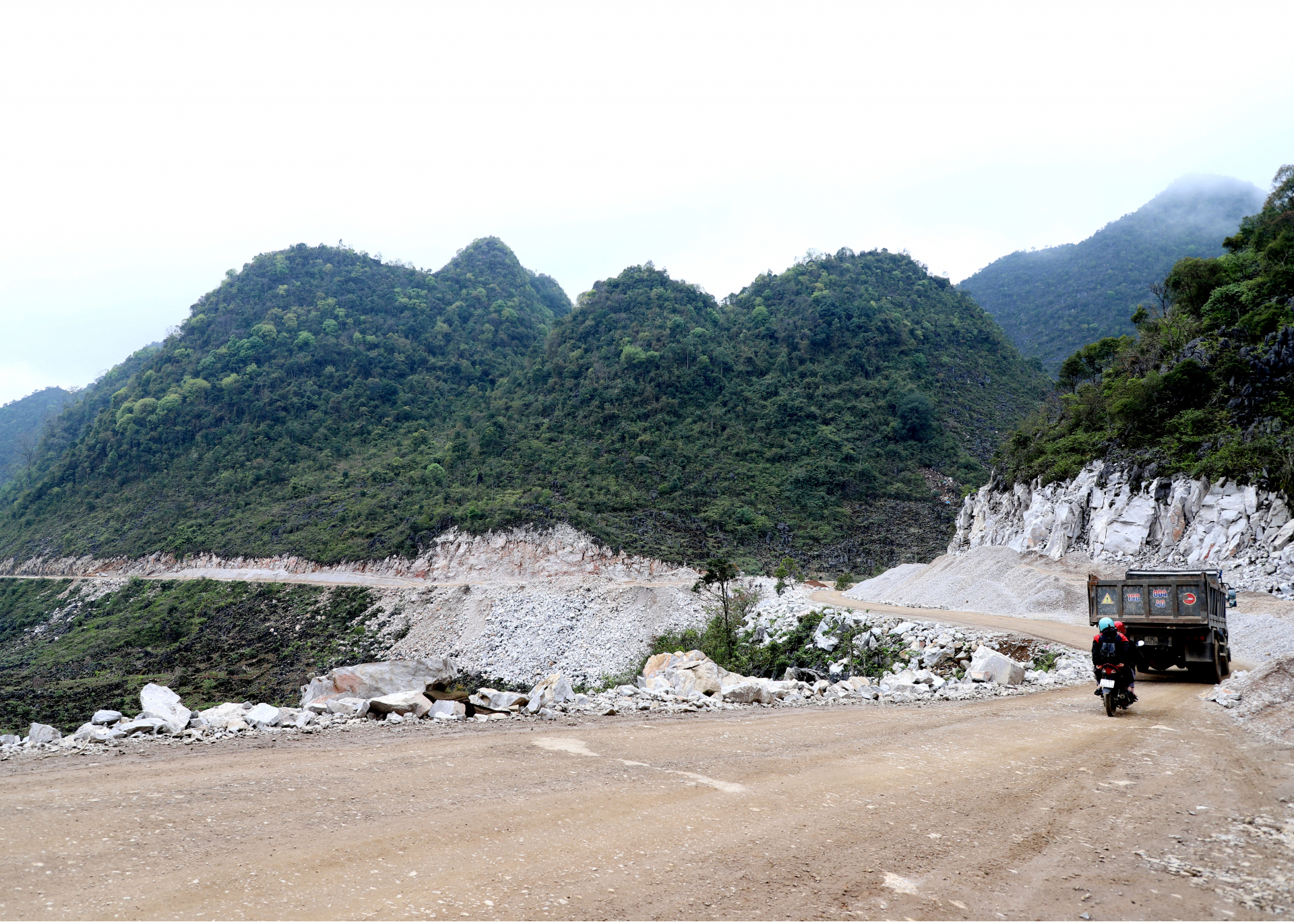 The Provincial Road DT176 upgrade project is expected to be completed in the second quarter of 2024. Once completed, the path from Yen Minh to Meo Vac will facilitate trade and tourism development, especially tourist route No. 4 to Dong Van Stone Plateau.