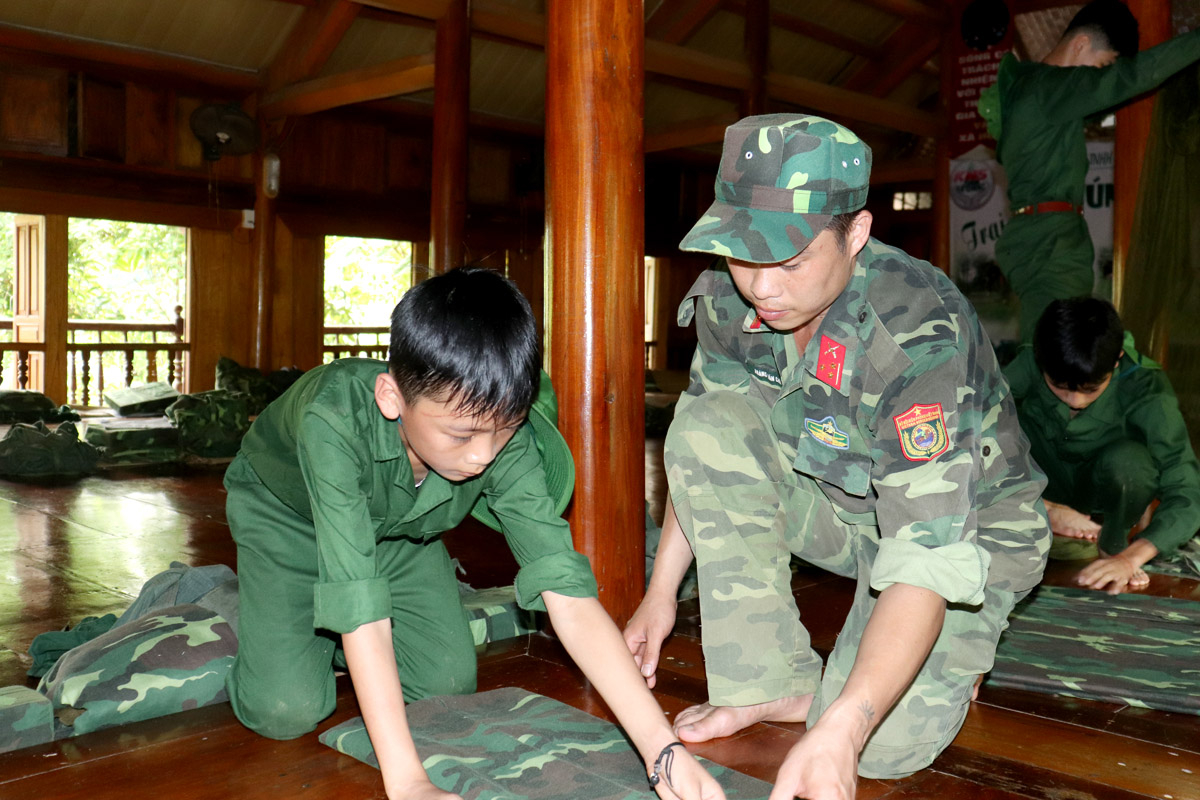 Bên cạnh các trải nghiệm thú vị, các em cũng được trang bị thêm kiến thức, thực hành về kỹ năng sống của bản thân như: Gấp chăn, mắc màn, nấu ăn, rửa bát...để phục vụ cá nhân