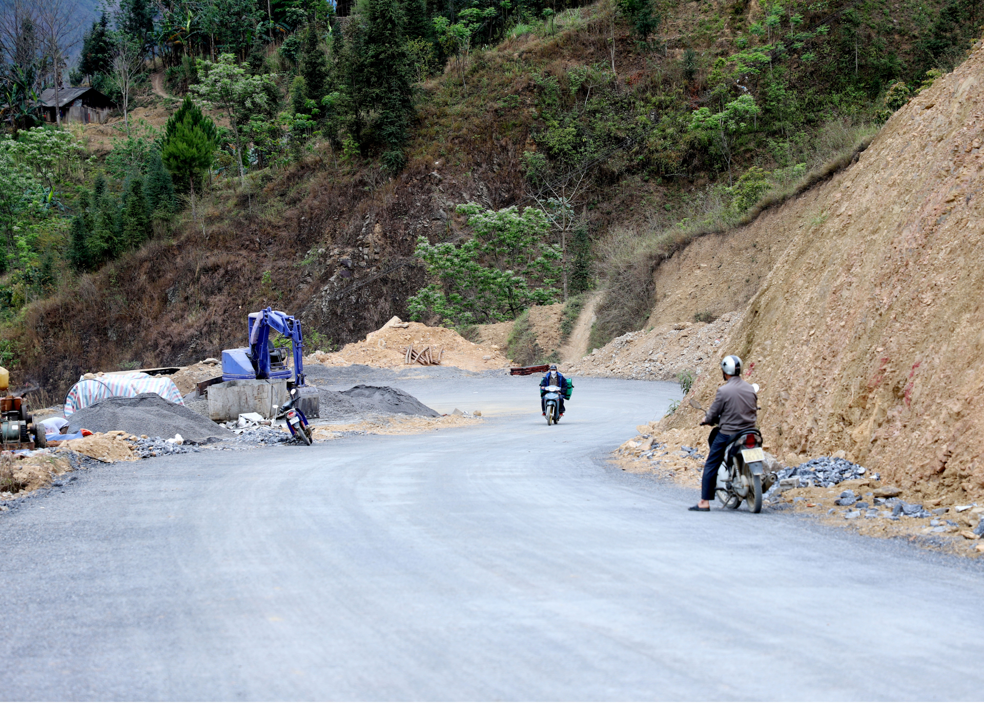 In addition to provincial roads, the investment in hundreds of projects to upgrade district and commune roads across the province have also promoted.