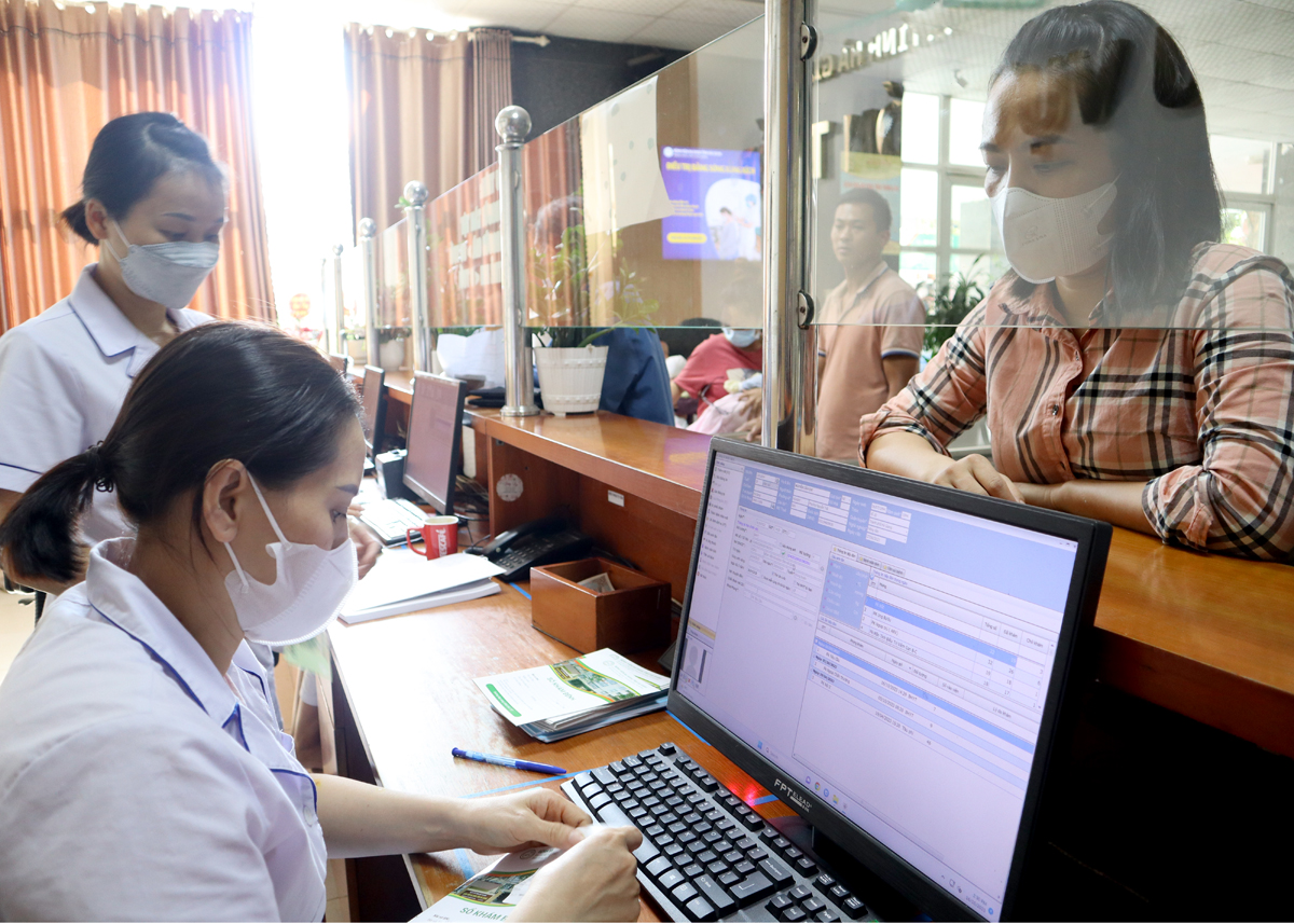 Người dân dùng bảo hiểm y tế khám, chữa bệnh tại BVĐK tỉnh Hà Giang