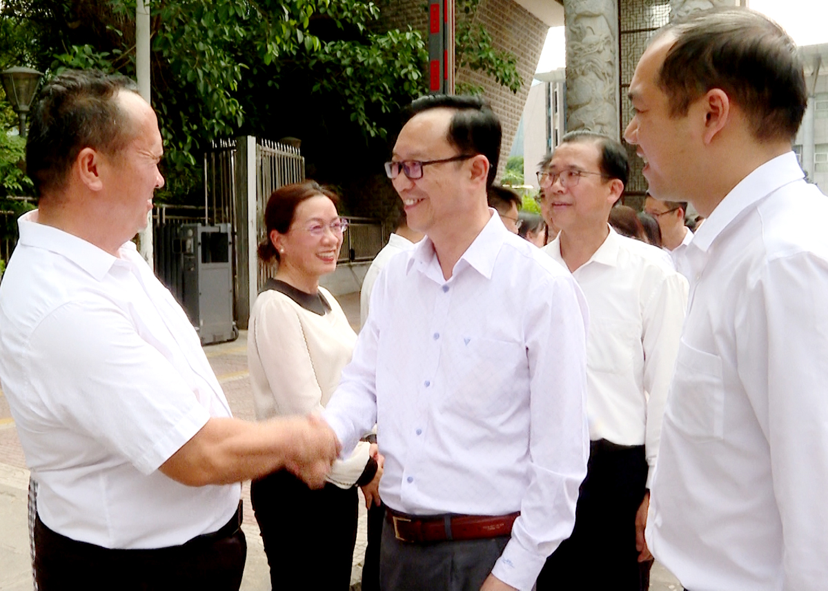 Phó Chủ nhiệm BTV Đại hội đại biểu nhân dân châu Văn Sơn tiễn đoàn công tác của tỉnh Hà Giang tại Cửa khẩu quốc tế Thiên Bảo.