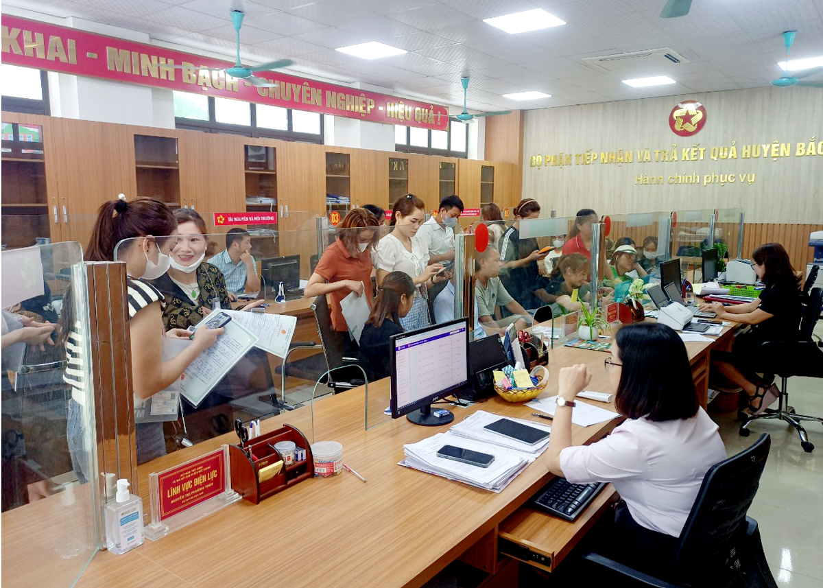 Người dân đến làm thủ tục hành chính tại bộ phận một cửa huyện Bắc Quang