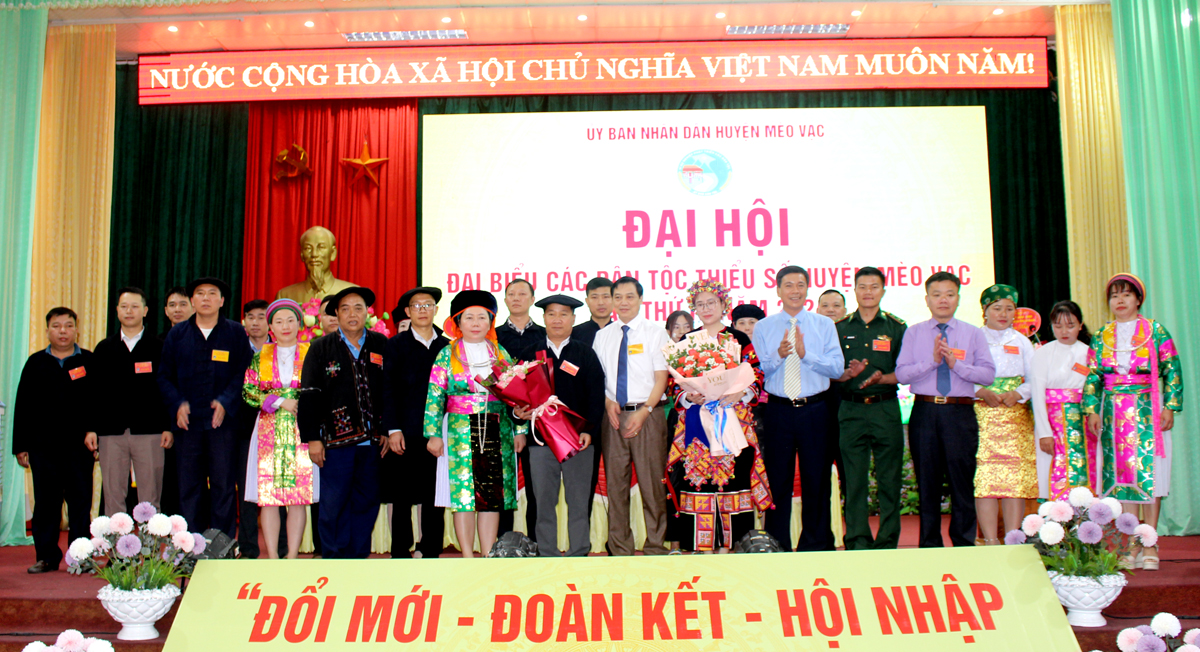 Lãnh đạo huyện Mèo Vạc tặng hoa chúc mừng đoàn đại biểu của huyện đi dự Đại hội Đại biểu các dân tộc thiểu số cấp trên.