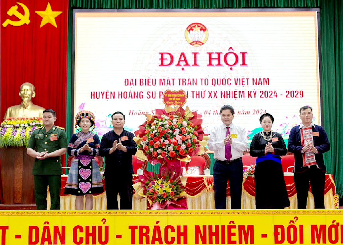 Chủ tịch Ủy ban MTTQ tỉnh Vàng Seo Cón tặng hoa chúc mừng đại hội.