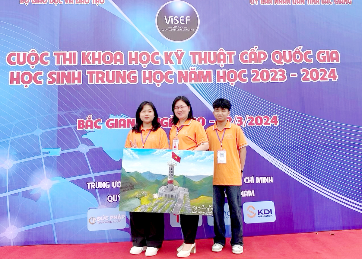 Em Trần Khánh Linh và Ngô Hoàng Anh cùng cô giáo Ninh Thị Bích Diệp tại cuộc thi KHKT quốc gia 