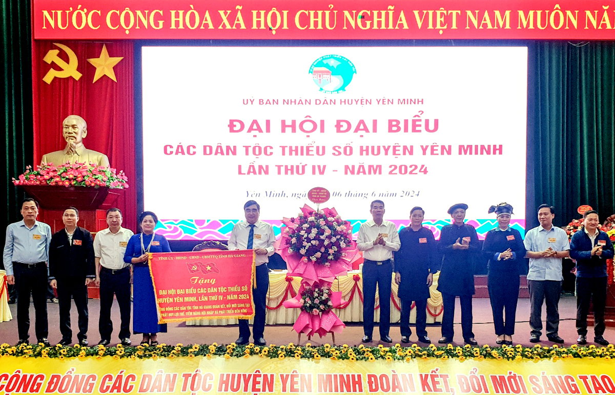 Trưởng ban Nội chính Tỉnh ủy Hoàng Đình Phới và lãnh đạo huyện Yên Minh tặng hoa chúc mừng đại hội.