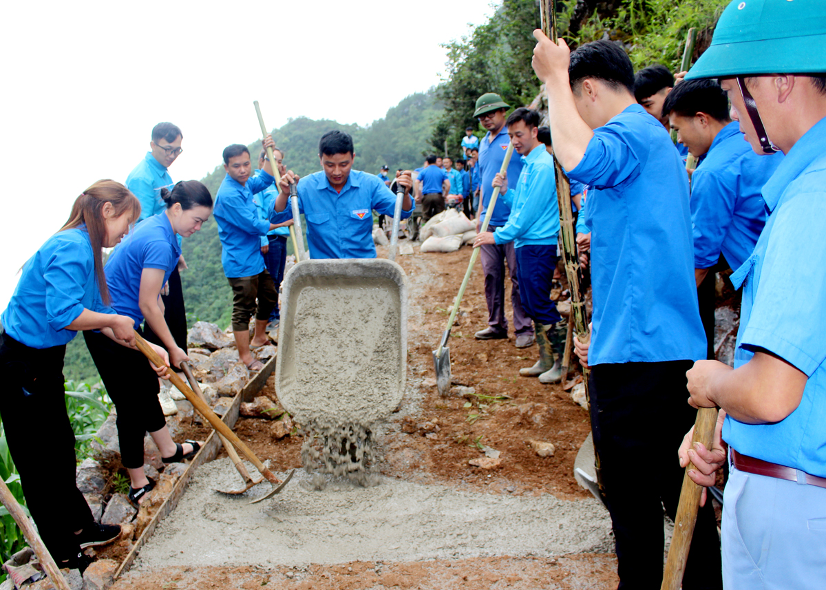 Lực lượng ĐVTN tích cực đóng góp công sức đổ bê tông tuyến đường dài 1km tại thôn Đề Lảng, xã Giàng Chu Phìn (Mèo Vạc).