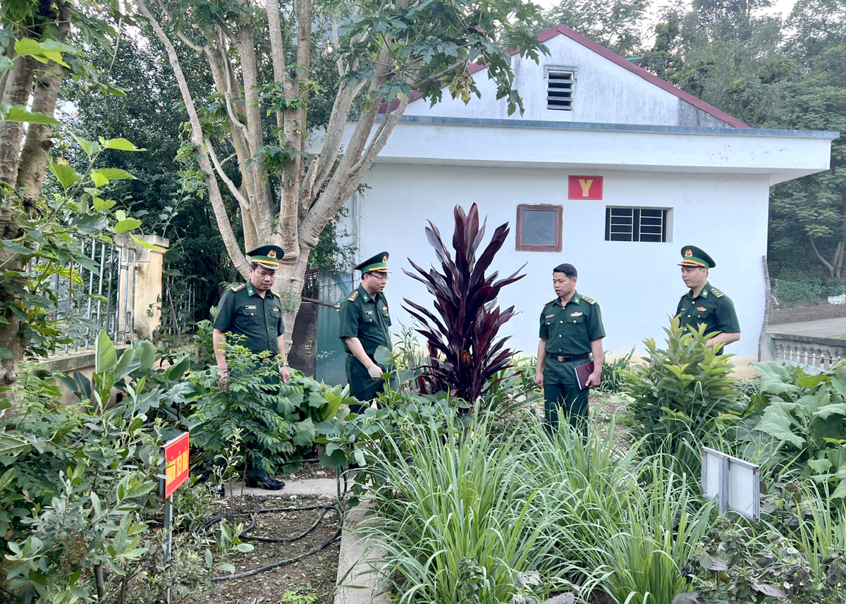 Đoàn công tác tham quan vườn thuốc nam tại Đồn Biên phòng Lũng Cú (Đồng Văn).
