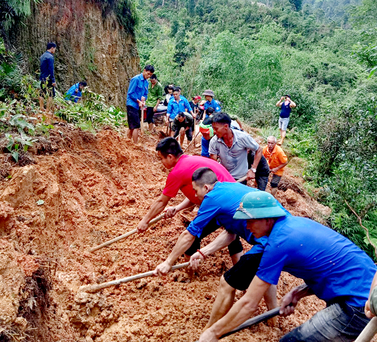 Nhân dân xã Quảng Ngần, Vị Xuyên khơi thông tuyến đường do bị sạt lở đất.