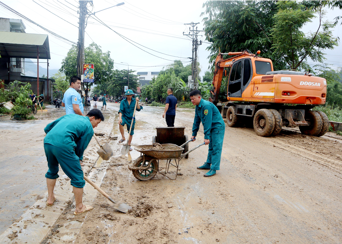 Xã Phương Thiện, thành phố Hà Giang huy động lực lượng, phương tiện dọn dẹp tuyến đường bị ngập sâu.