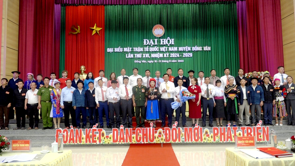 Các ủy viên Ủy ban MTTQ huyện Đồng Văn khóa XVI, nhiệm kỳ 2024 – 2029 ra mắt đại hội.