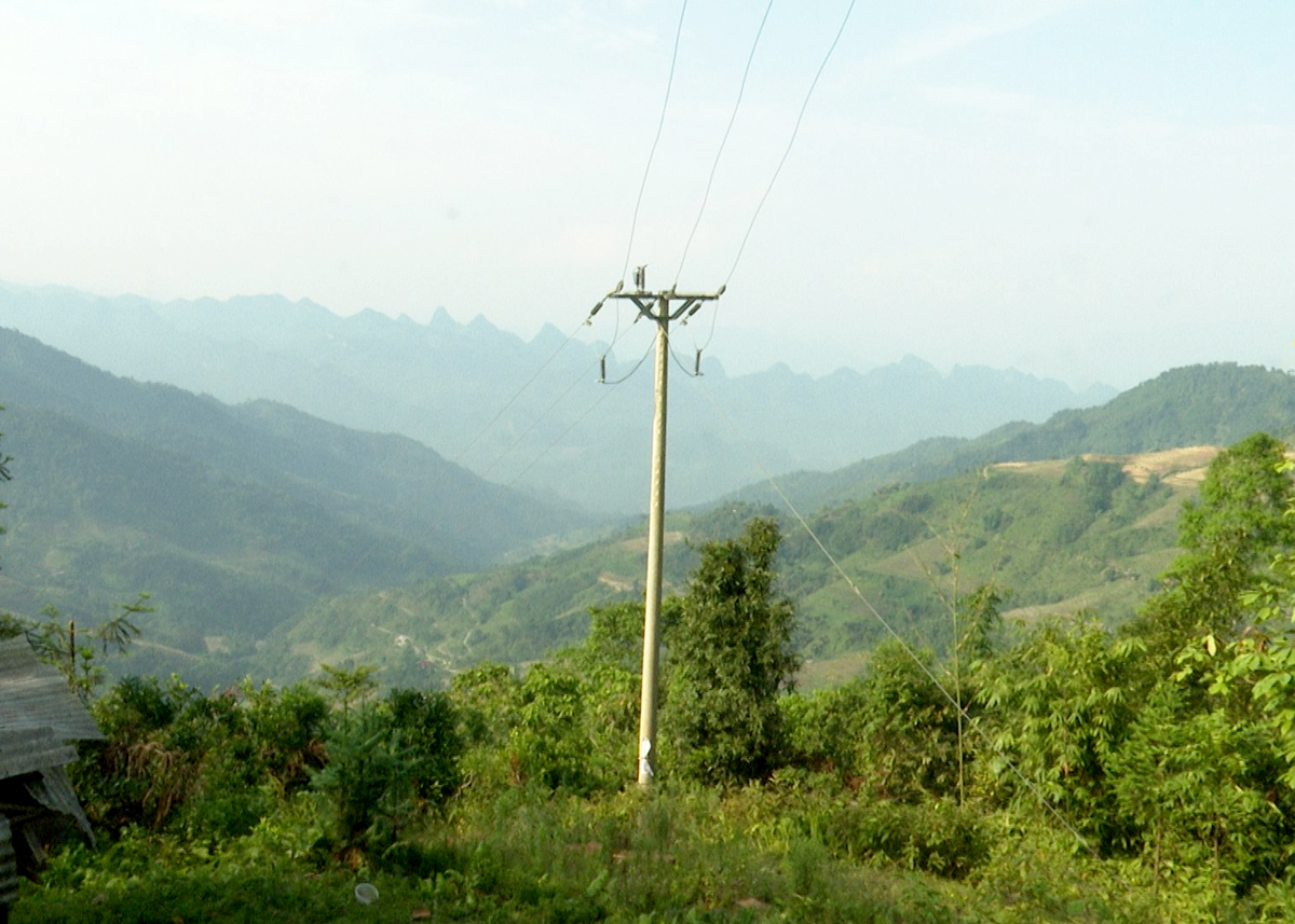 Nhiều công trình điện đã đủ điều kiện để đóng điện. Trong ảnh: Điện lưới quốc gia đã về với người dân thôn Nặm Ngặt, xã Thanh Thủy (Vị Xuyên)