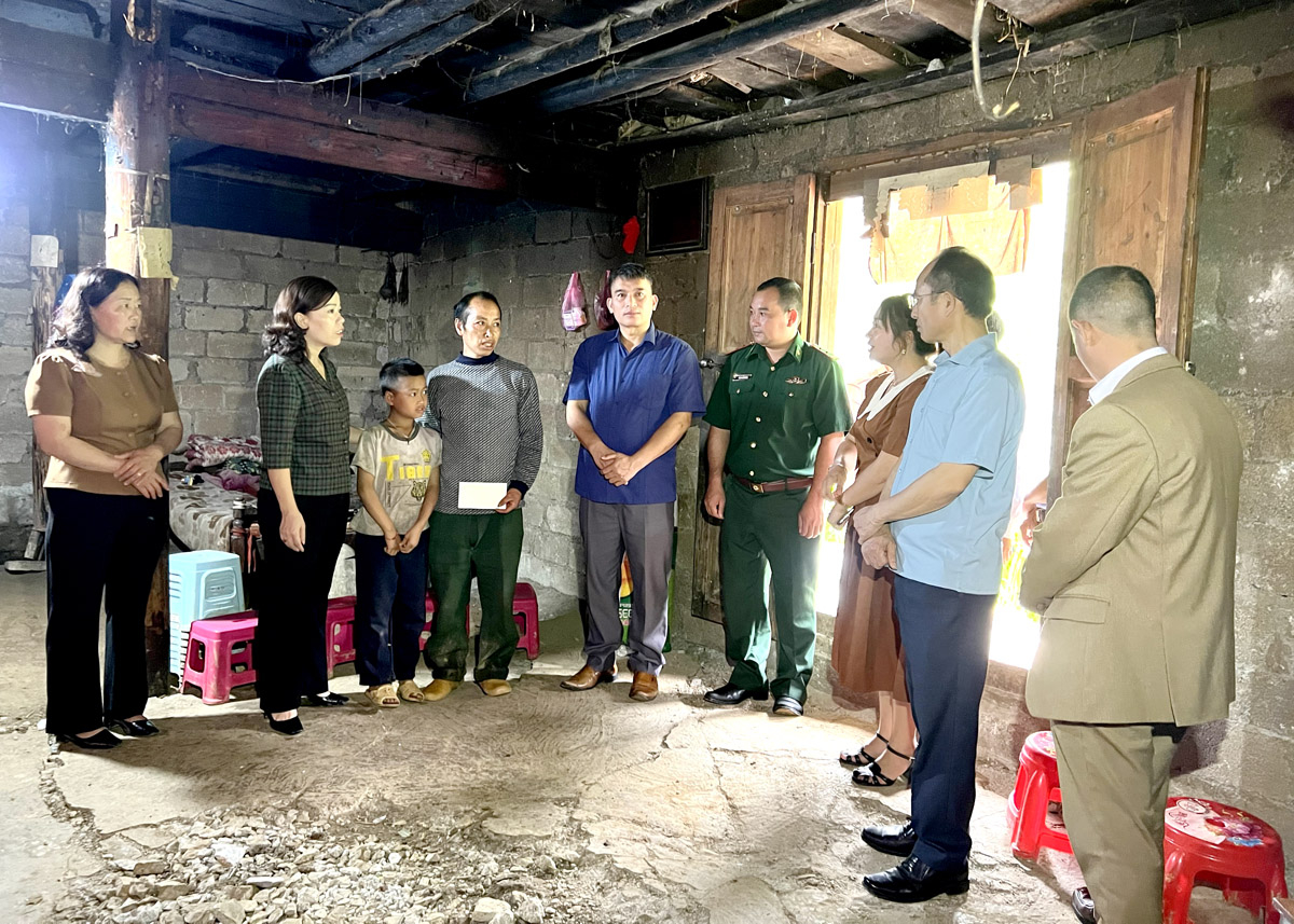 Đồng chí Lý Thị Lan tặng quà, động viên gia đình ông Hầu Chá Lình, thôn Tả Kha, thị trấn Phố Bảng.
