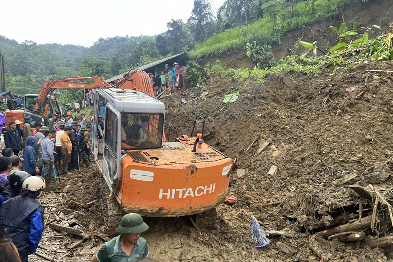 Lực lượng cứu hộ tìm kiếm các nạn nhân. (Ảnh: VĂN THIỀU)