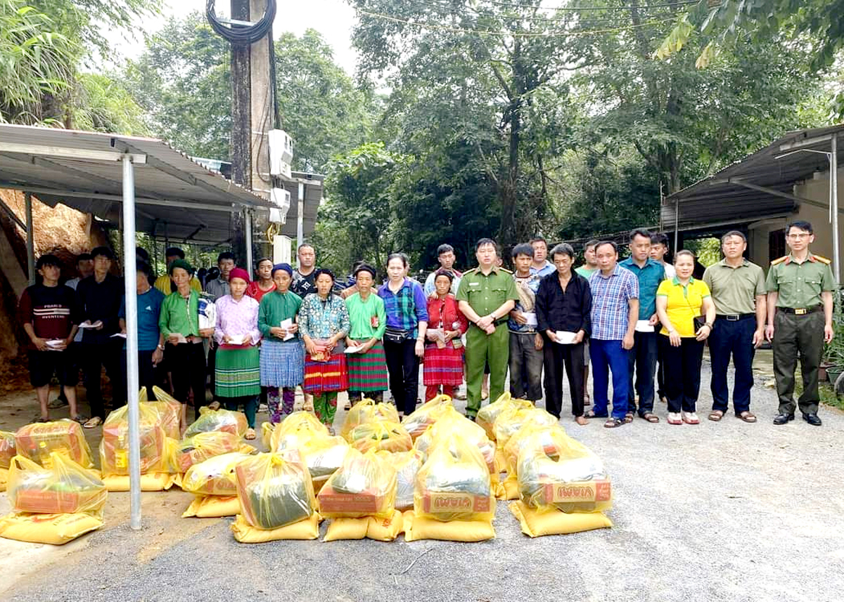 Lãnh đạo Công an huyện Mèo Vạc cùng đại diện đoàn từ thiện Tâm An (Hải Dương) thăm hỏi, tặng quà cho 25 hộ gia đình thôn Khuổi Roài, xã Tát Ngà.