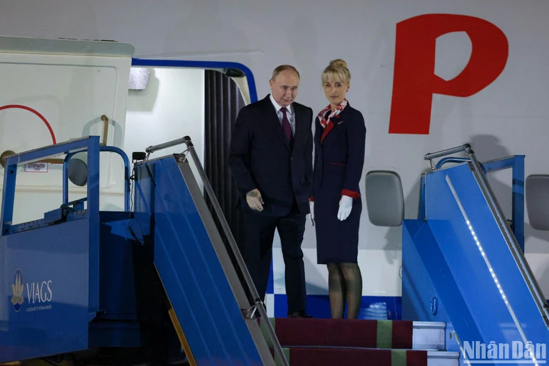 Tổng thống Liên bang Nga Vladimir Putin bắt đầu chuyến thăm cấp Nhà nước tới Việt Nam.