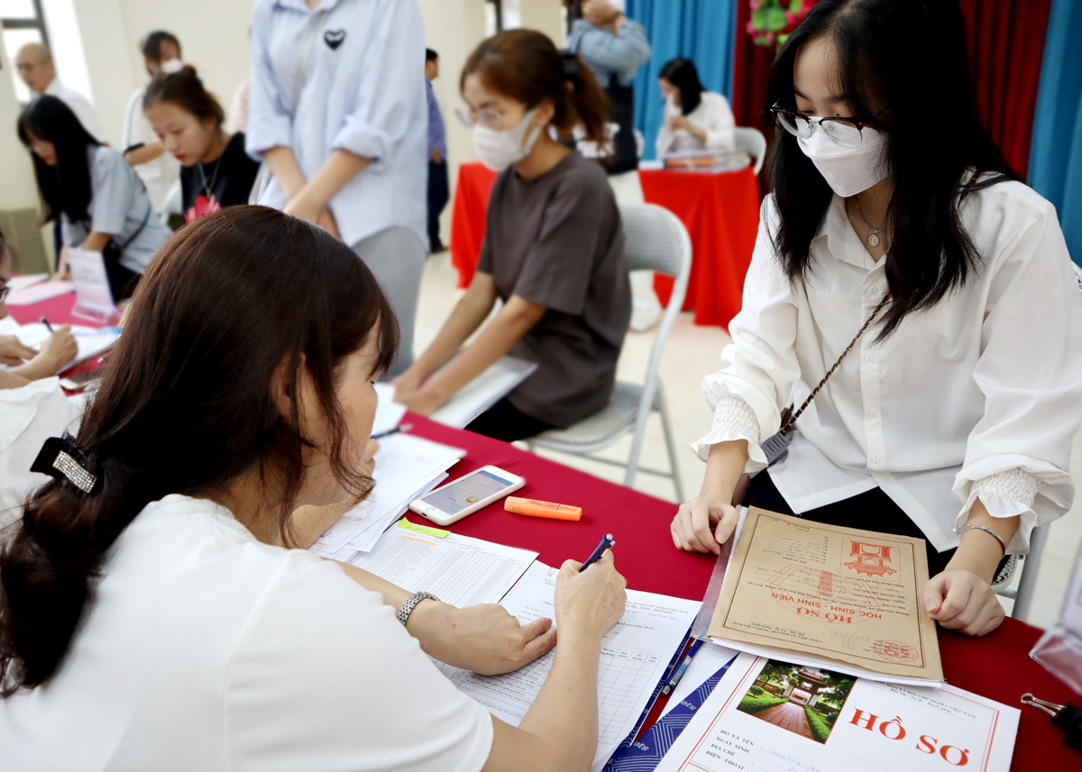 Thí sinh tìm hiểu thông tin tuyển sinh của trường đại học.