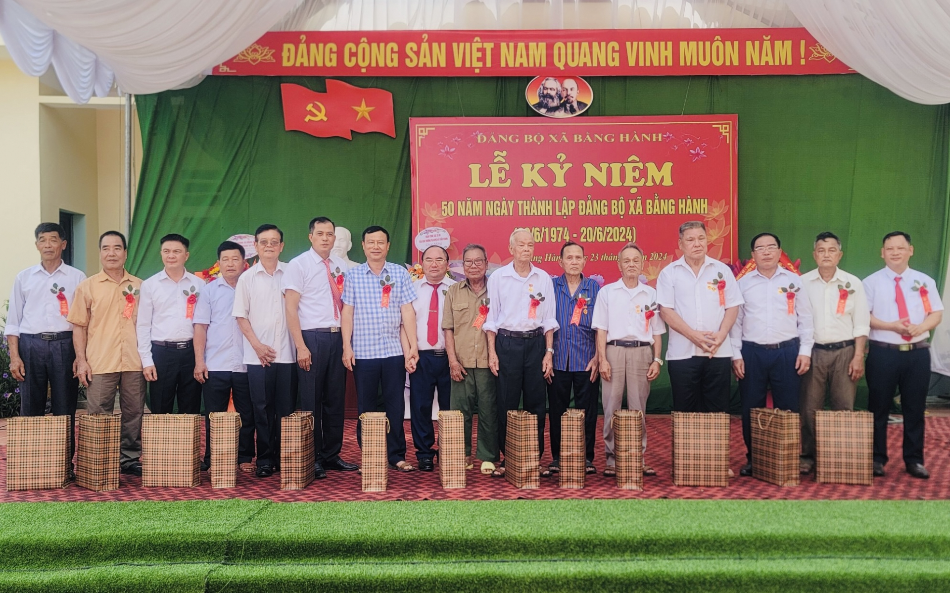 Lãnh đạo xã Bằng Hành tặng quà cho nguyên lãnh đạo xã qua các thời kỳ