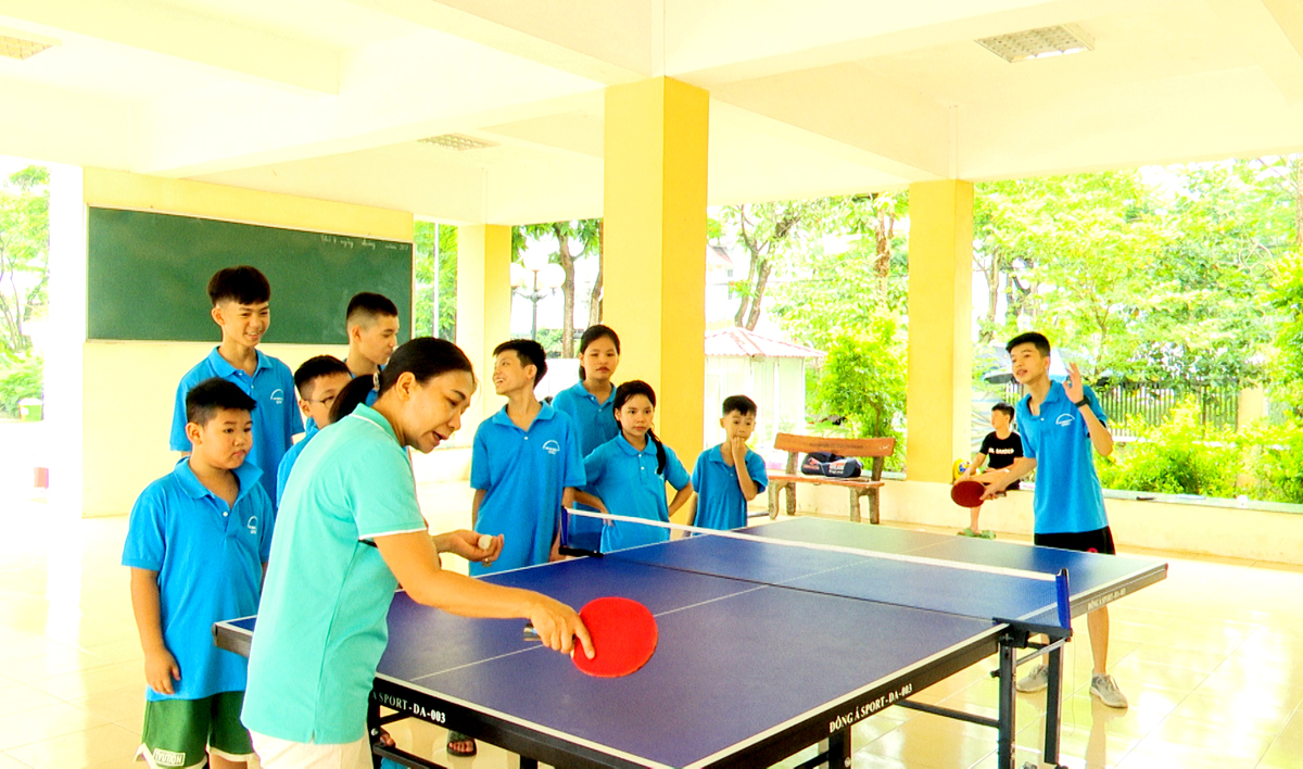 Cán bộ Trung tâm hoạt động thanh thiếu nhi tỉnh Hà Giang hướng dẫn trẻ em kỹ thuật chơi môn Bóng bàn trong dịp nghỉ hè.