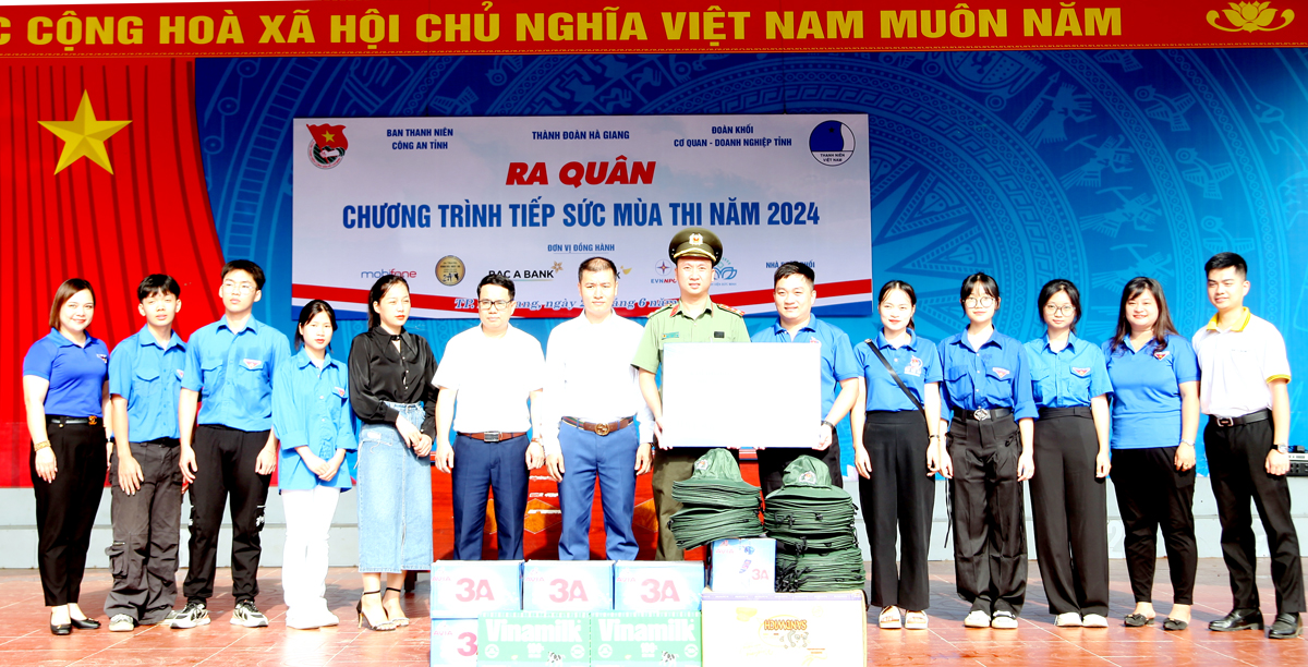 Các đơn vị tài trợ trao vật phẩm cho đội thanh niên tình nguyện.