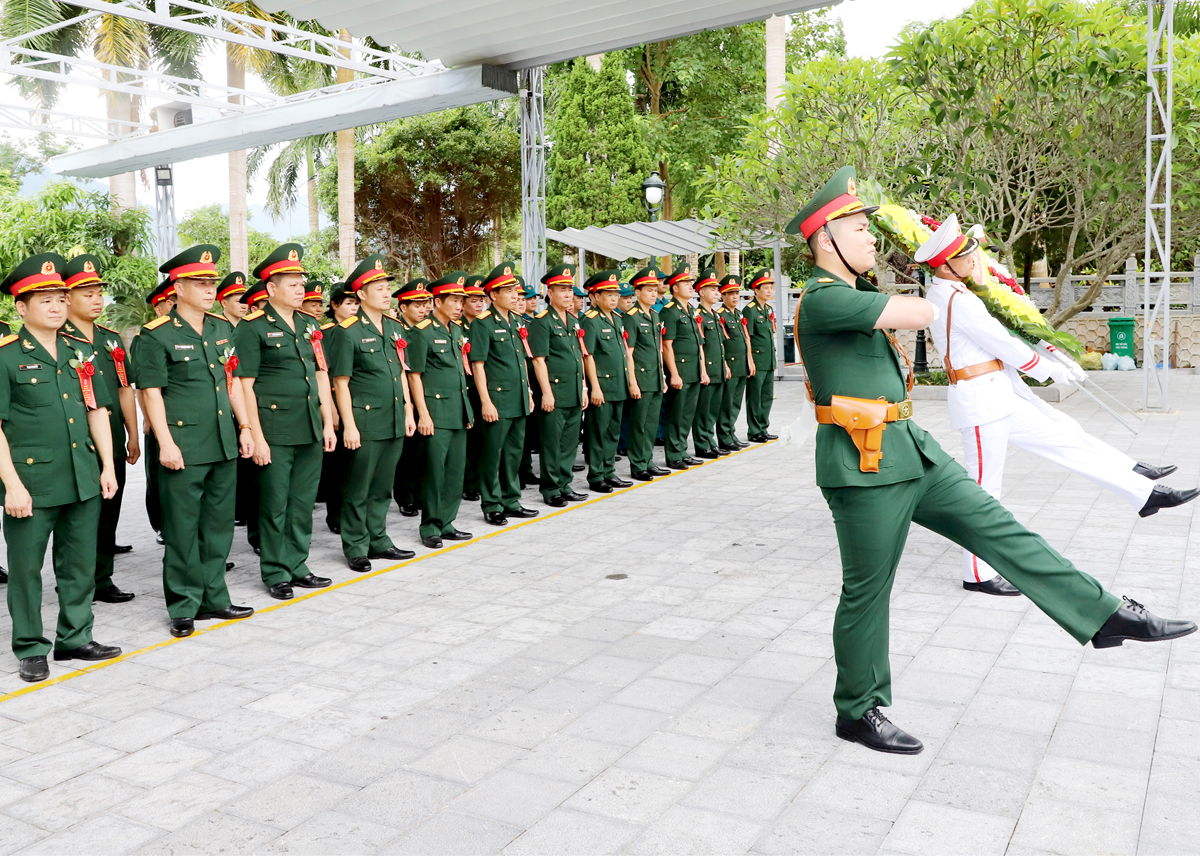 Đoàn đại biểu dâng hương, hoa viếng các AHLS tại Nghĩa trang Liệt sỹ Quốc gia Vị Xuyên.