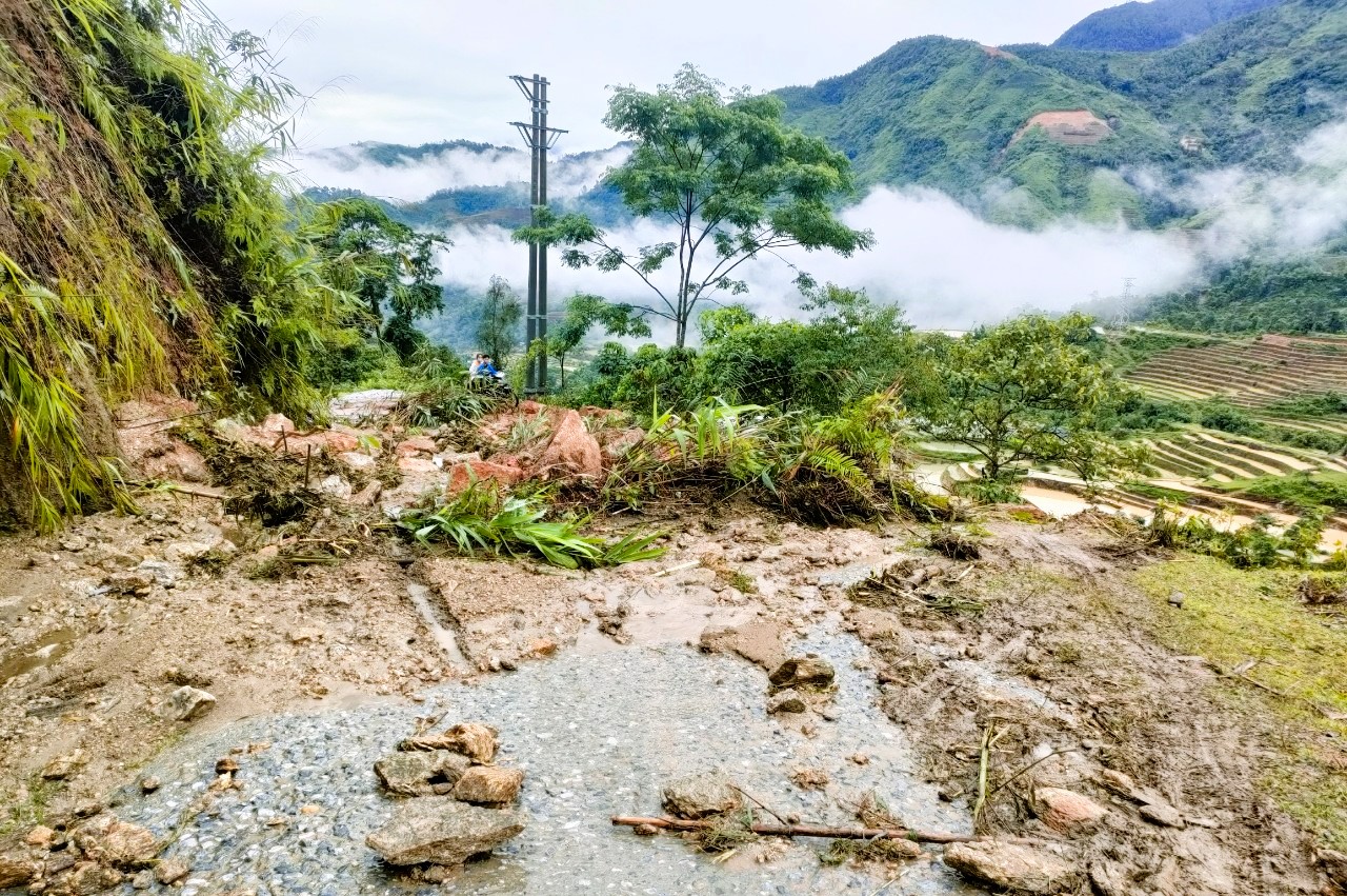 Tuyến đường đi vào trung tâm xã Tiên Nguyên có nhiều điểm sạt lở nguy hiểm