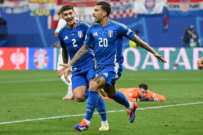 Italia gỡ hòa 1-1 ở phút 90+8. 