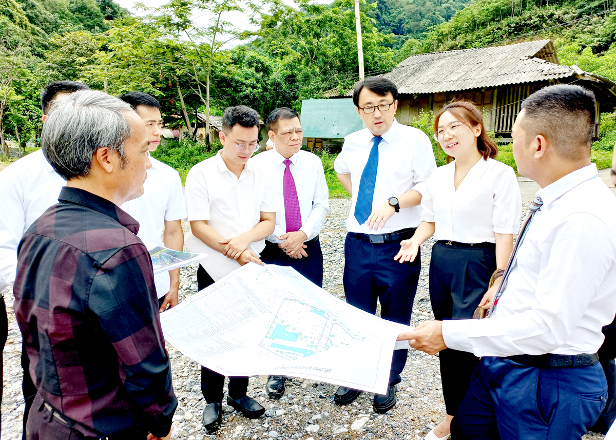 Đoàn đại biểu huyện Vị Xuyên và Malypho khảo sát thực tế khu thương mại biên giới Nà La, xã Thanh Thủy (Vị Xuyên).