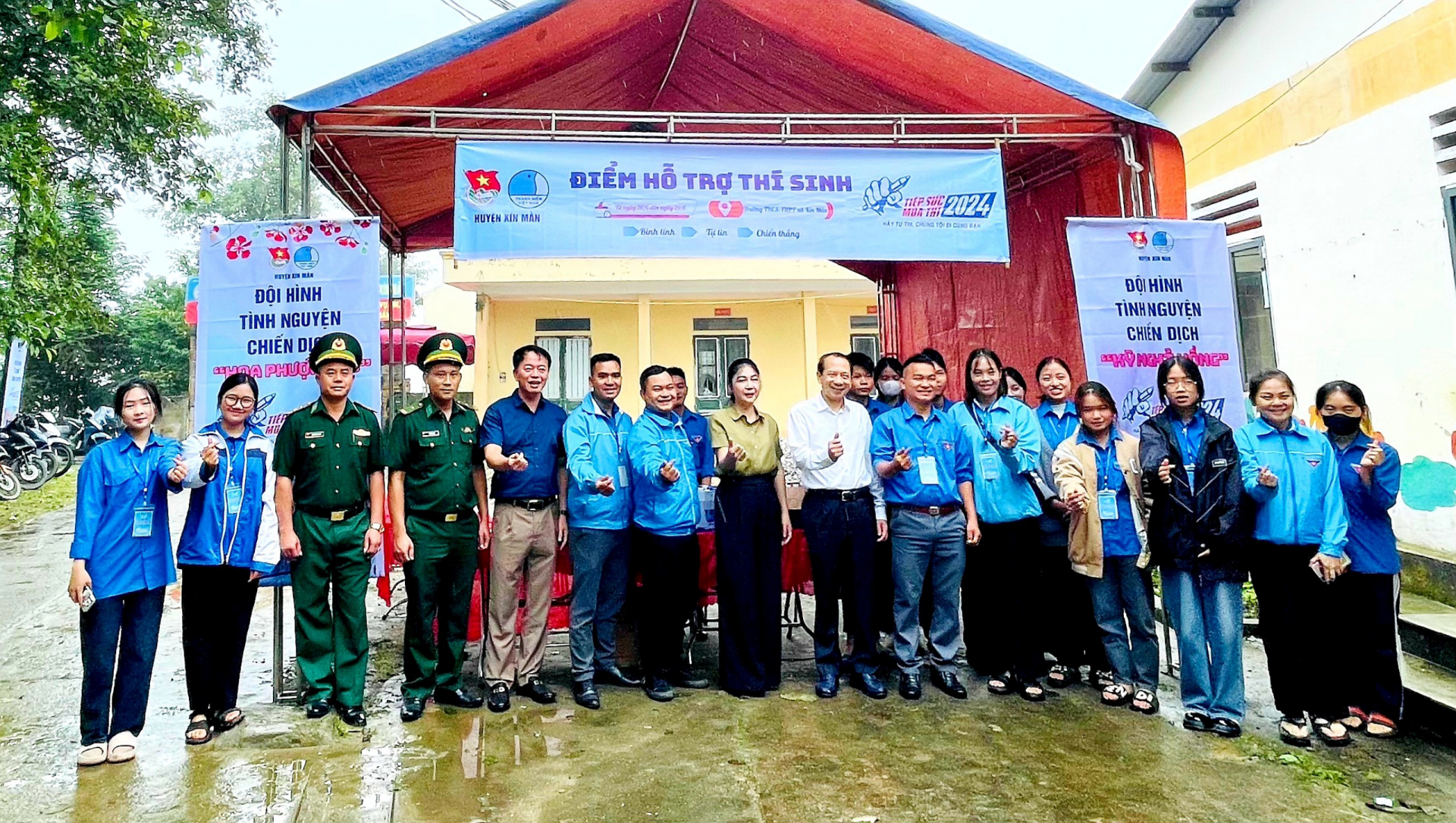 Phó Chủ tịch UBND tỉnh Trần Đức Quý và lãnh đạo huyện động viên tinh thần đội tình nguyện tiếp sức mùa thi tại điểm thi Trường THCS&THPT Xín Mần.