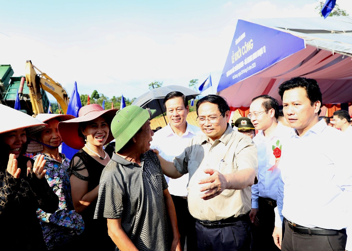 Thủ tướng Chính phủ Phạm Minh Chính động viên người dân Bắc Quang phát huy tinh thần đoàn kết, đồng lòng thực hiện dự án cao tốc Tuyên Quang - Hà Giang.