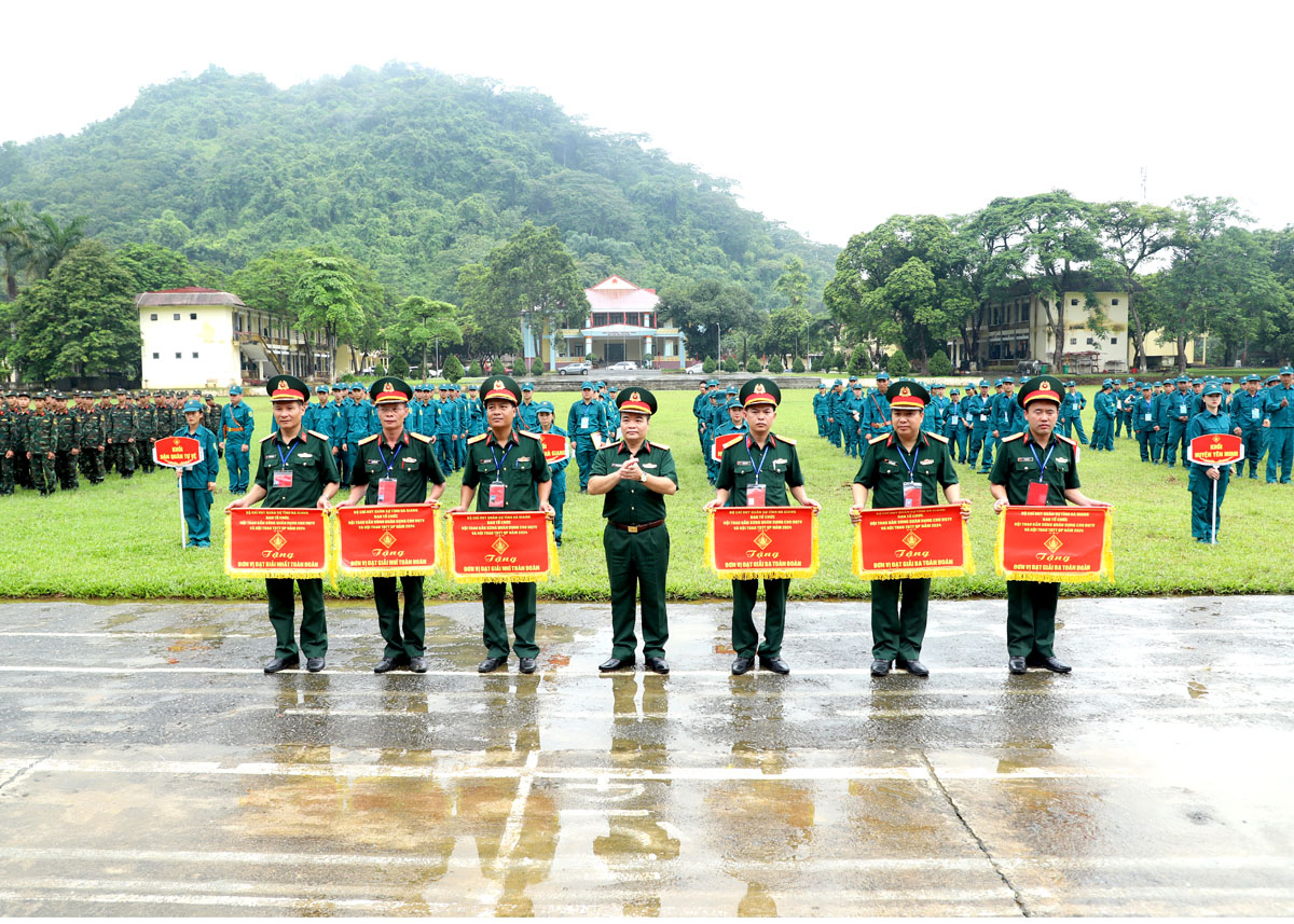 Phó Chính ủy Bộ CHQS tỉnh Nguyễn Minh Khôi trao giải Nhất, Nhì, Ba toàn đoàn cho các Đoàn VĐV