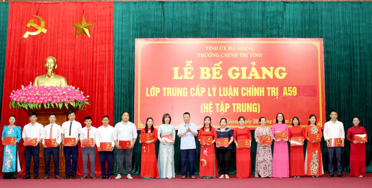 Lãnh đạo Trường Chính trị tỉnh trao Bằng tốt nghiệp cho các học viên.