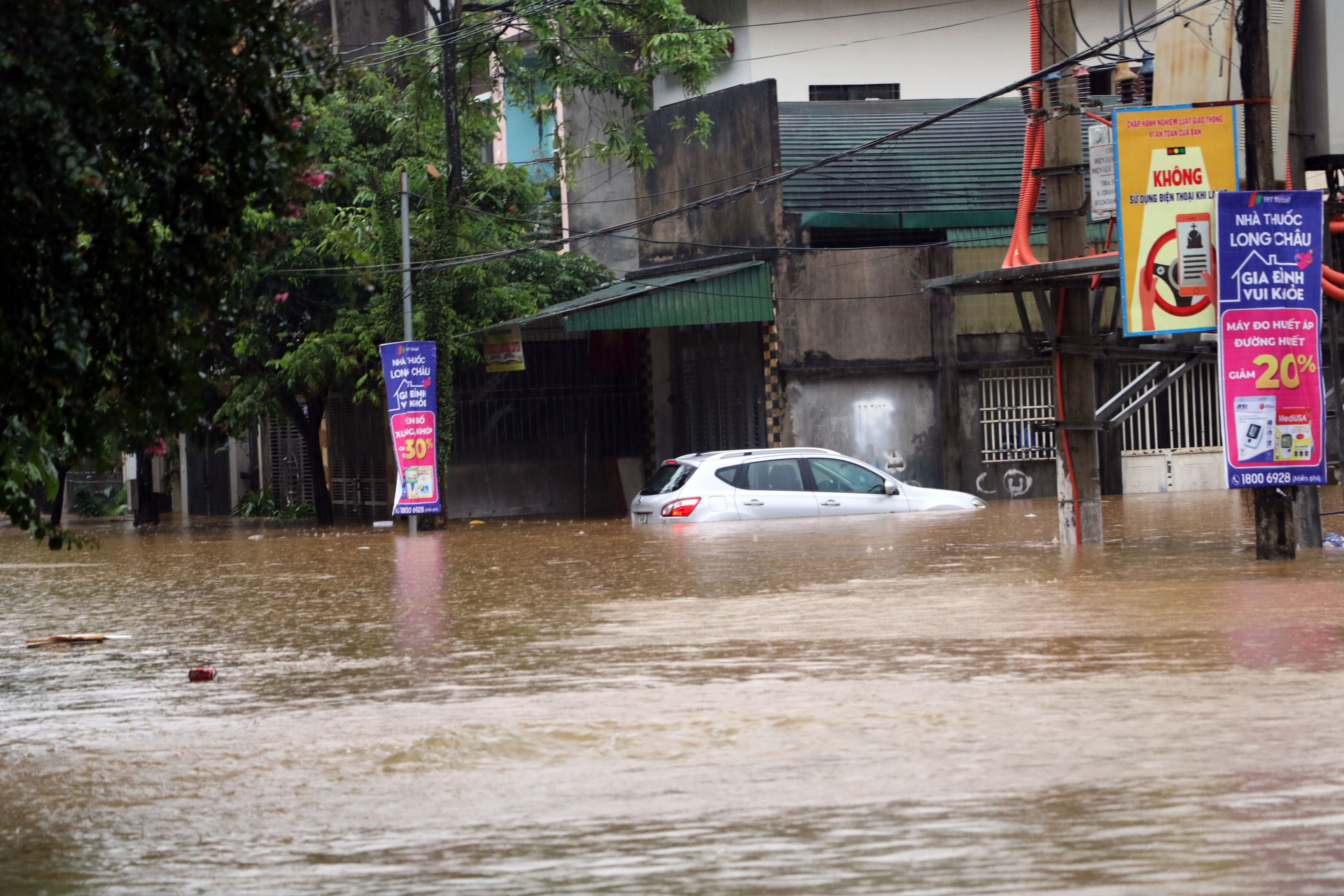 Đường Lý Tự Trọng thuộc khu vực tổ 2, 3, 4, 5 phường Trần Phú bị ngập lụt. (ảnh Hoàng Tuyến)
