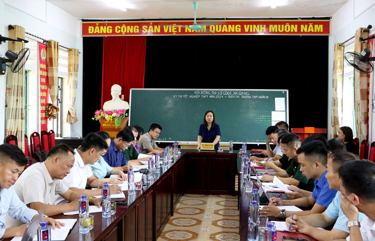 Đoàn làm việc với Ban chỉ đạo thi huyện Quản Bạ.