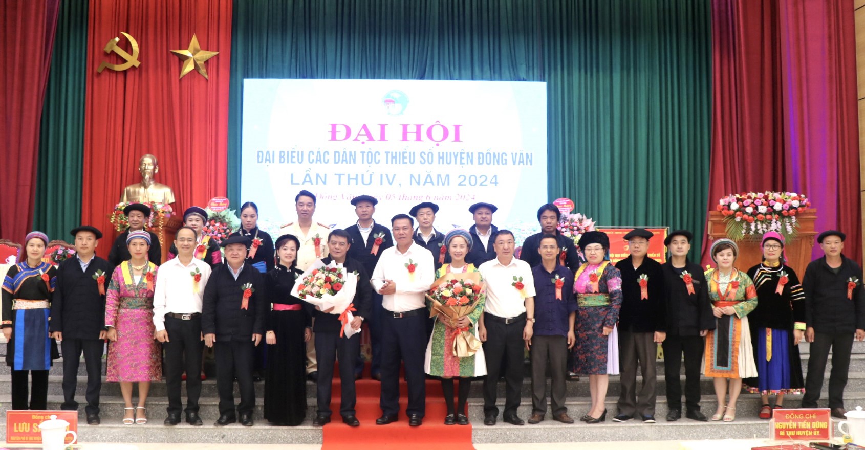 Đoàn đại biểu đi dự Đại hội đại biểu các DTTS tỉnh Hà Giang lần thứ IV ra mắt đại hội.