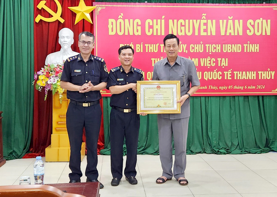 Chủ tịch UBND tỉnh Nguyễn Văn Sơn tặng Bằng khen cho Chi cục Hải quan Cửa khẩu Quốc tế Thanh Thủy.