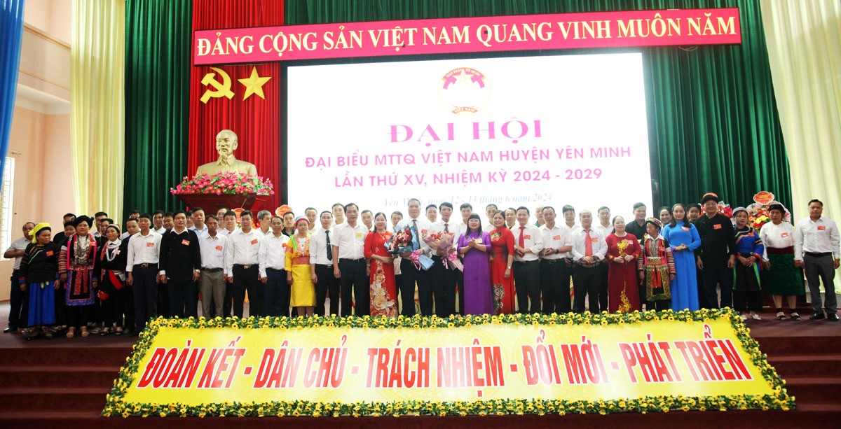 Ủy viên Ủy ban MTTQ huyện Yên Minh khóa XV, nhiệm kỳ 2024 – 2029 ra mắt Đại hội.