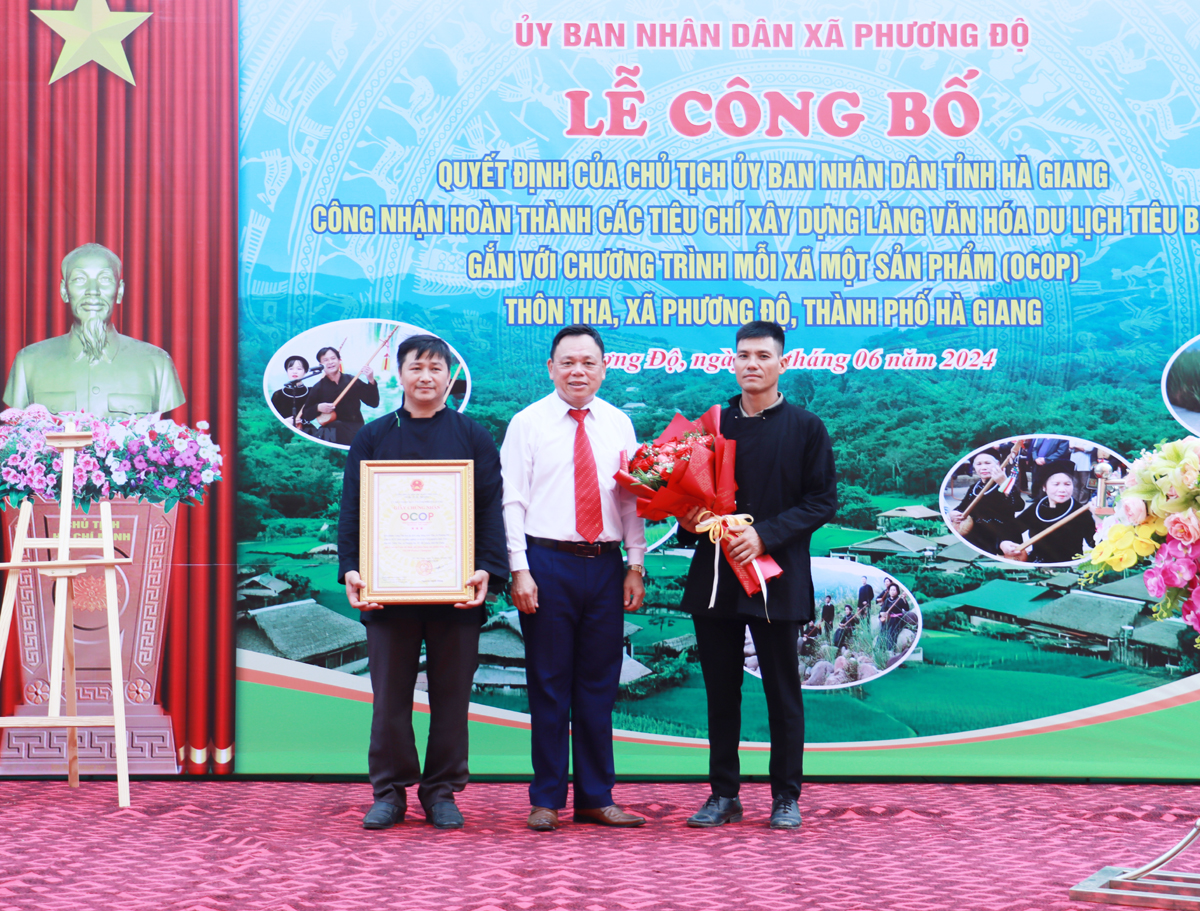 Ha GiangCity leaders presented the Certificate of Community Tourism Cultural Village of ThaVillage and its three-star OCOP product, from the Chairman of the City Peoples Committee to the people of ThaVillage.