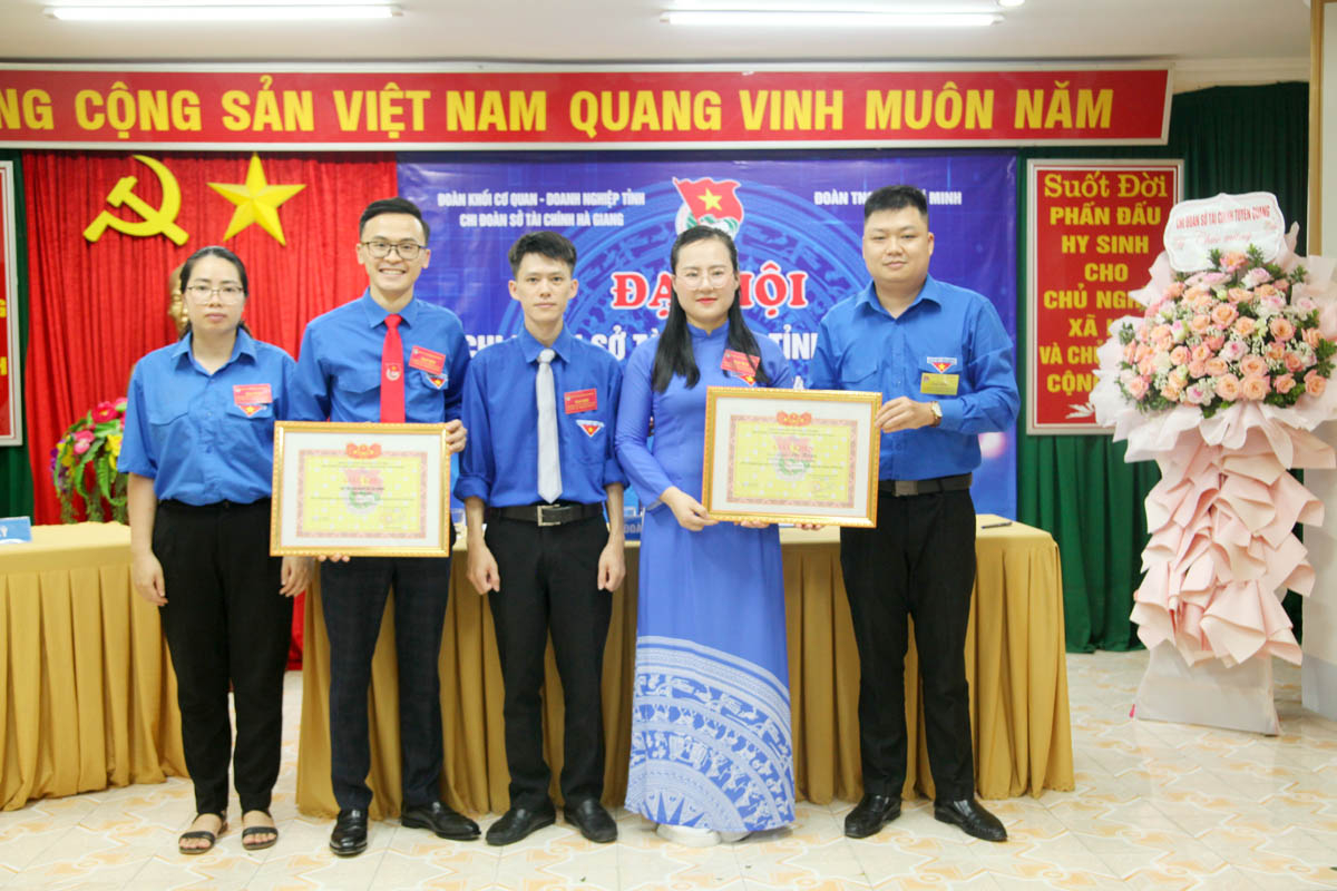 Lãnh đạo Đoàn Khối Cơ quan – Doanh nghiệp tỉnh tặng Giấy khen cho tập thể, cá nhân có thành tích xuất sắc trong công tác Đoàn và phong trào thanh, thiếu nhi, giai đoạn 2022 – 2024.