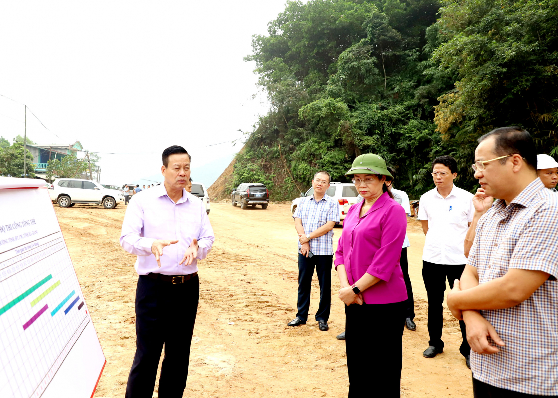 To promptly resolve difficulties, the Chairman of the Provincial Peoples Committee Nguyen Van Son and the Vice Chairman of the Provincial Peoples Committee Ha Thi Minh Hanh have regularly and directly inspected and directed the acceleration of the progress of key traffic infrastructure projects in the province.