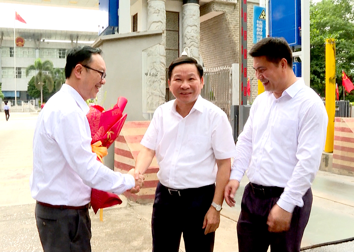 Phó Chủ tịch HĐND tỉnh Hoàng Văn Vịnh đón đoàn công tác tại Cửa khẩu quốc tế Thanh Thủy.
