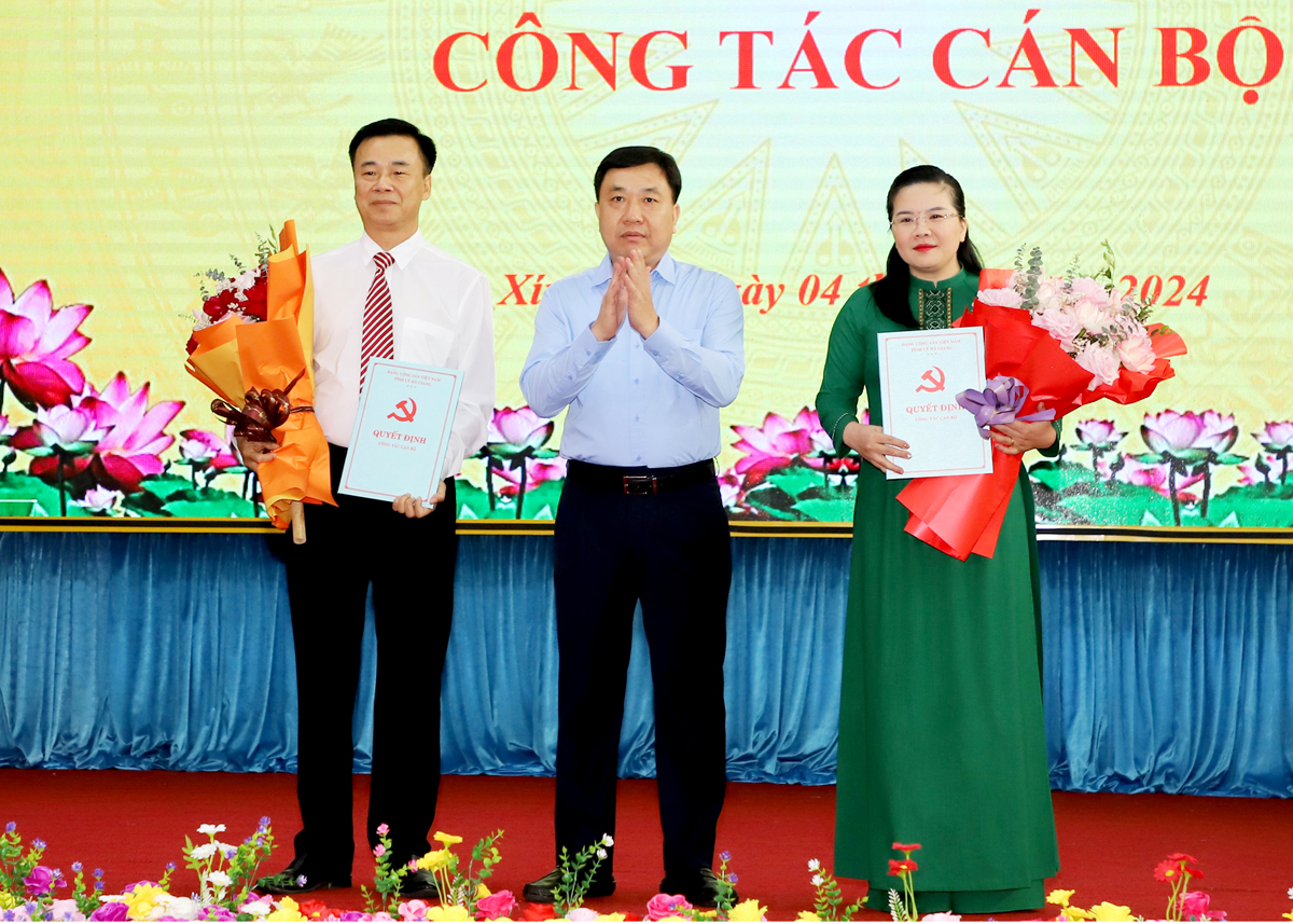 Quyền Bí thư Tỉnh ủy Nguyễn Mạnh Dũng trao quyết định, tặng hoa chúc mừng đồng chí Hoàng Nhị Sơn và Đỗ Thị Hương.