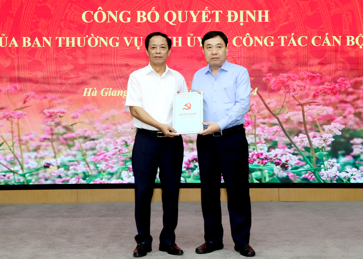 Quyền Bí thư Tỉnh ủy Nguyễn Mạnh Dũng trao quyết định của BTV Tỉnh ủy cho đồng chí Hoàng Hải Lý.