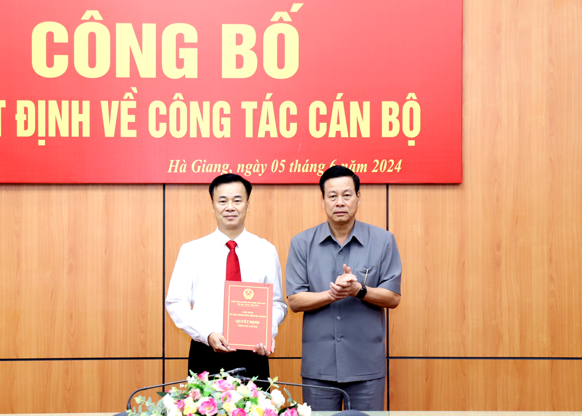 Chủ tịch UBND tỉnh Nguyễn Văn Sơn trao Quyết định tiếp nhận, bổ nhiệm cho tân Giám đốc Sở Nông nghiệp và PTNT.