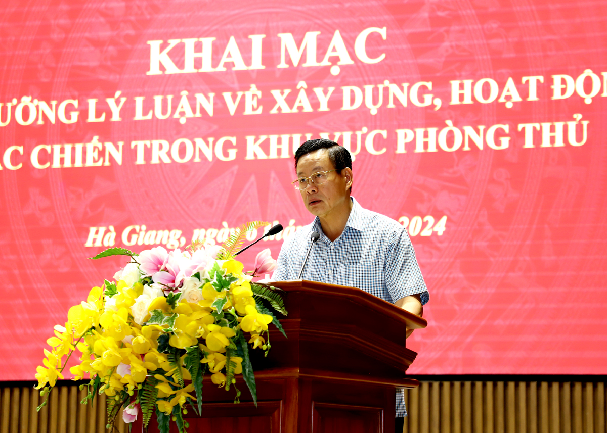 Phó Bí thư Tỉnh ủy, Chủ tịch UBND tỉnh Nguyễn Văn Sơn phát biểu khai mạc hội nghị.
