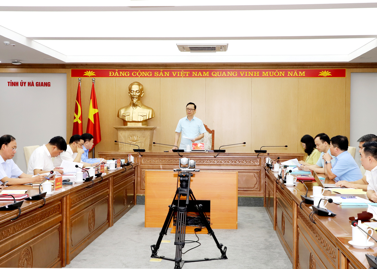 Phó Bí thư Thường trực Tỉnh ủy, Chủ tịch HĐND tỉnh Thào Hồng Sơn phát biểu kết luận phiên họp.