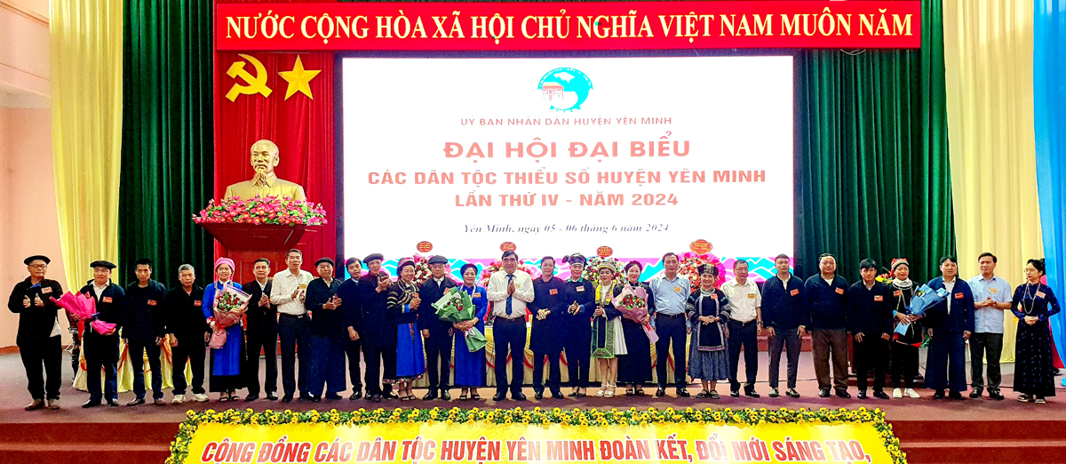 Đoàn đại biểu đi dự Đại hội đại biểu các DTTS tỉnh Hà Giang lần thứ IV ra mắt đại hội.
